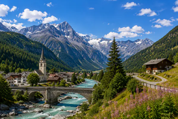 Urlaub in Graubünden mit Bergen und Bahnstrecke