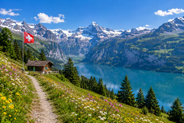 Sommerurlaub in der Schweiz mit Bergsee